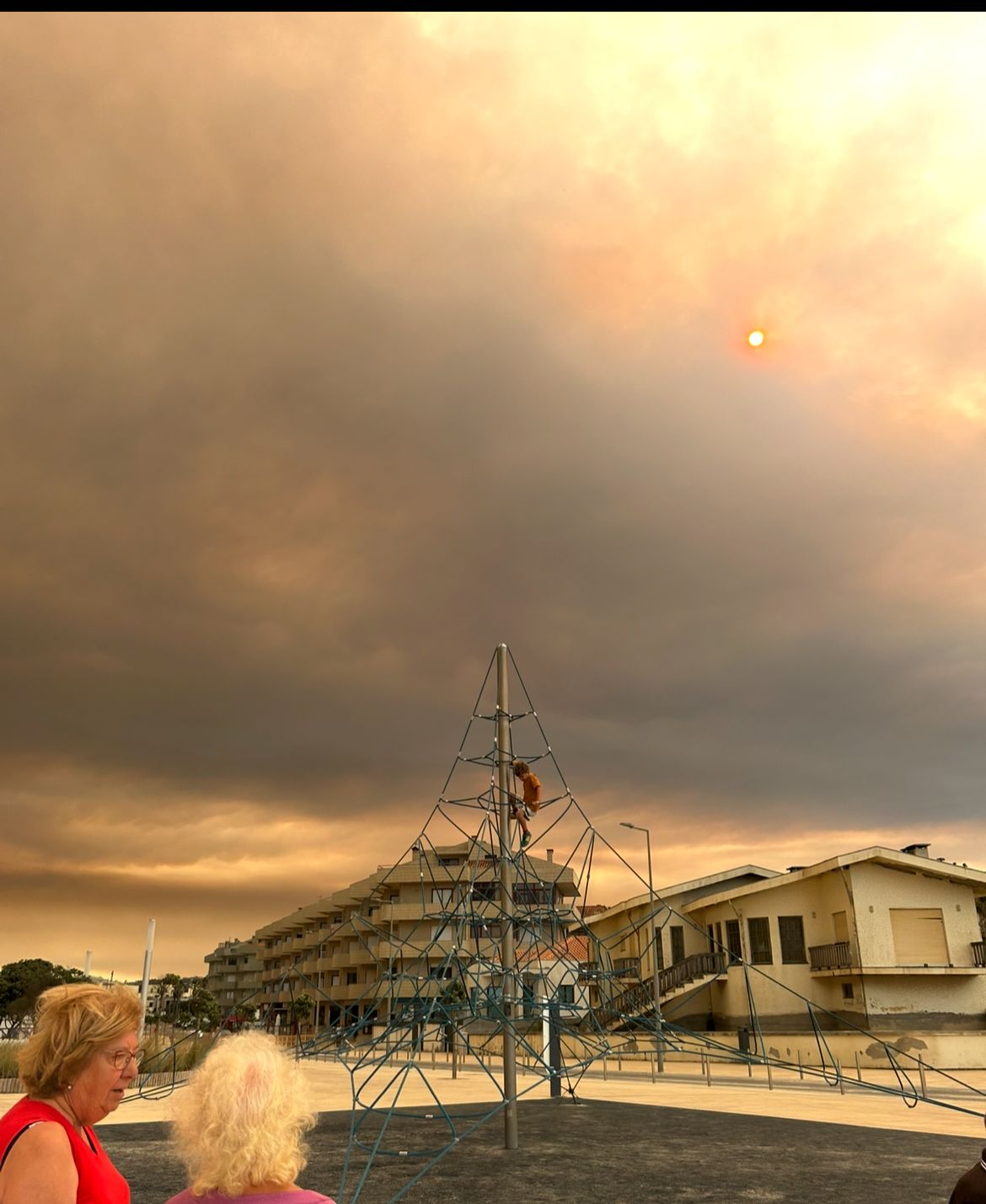 O dia em que o c&eacute;u escureceu e a inf&acirc;ncia n&atilde;o deixou de sorrir Uma fotografia que vale 268 palavras